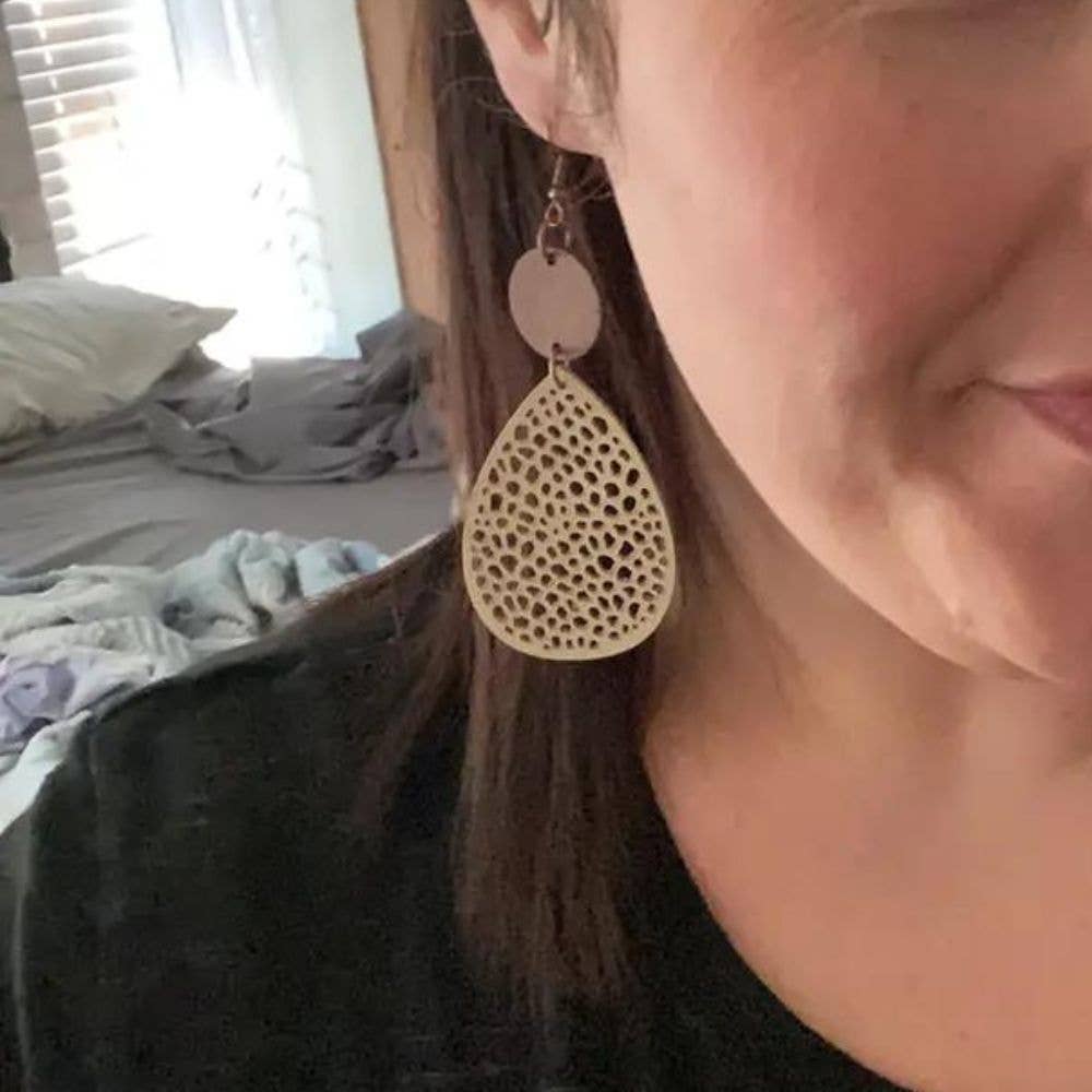 VINTAGE HOLLOW EARRINGS (PAIR): Apricot